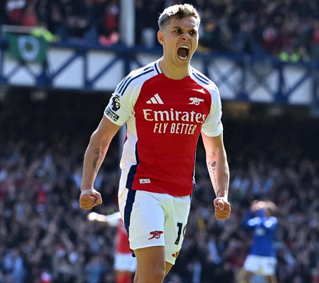 亚洲杯官方社媒发布王钰栋个人海报：青年军的旗帜，飘扬在前哨 今晚7点…