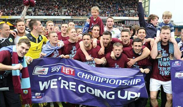 前锋远射破门，球迷现场尖叫