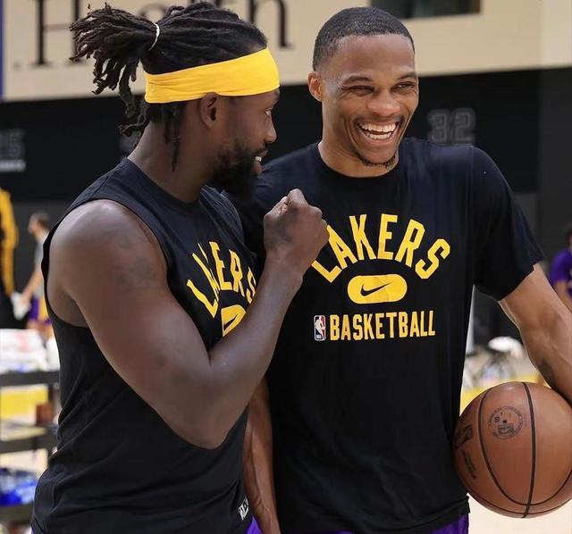 湖人赢球！詹姆斯关键时刻攻防一体！连得10分、绝杀抢断！