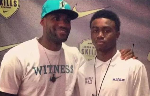 意甲-萨勒马科尔斯破门莱奥点射 米兰2-2平帕尔马 [米兰帕尔马]