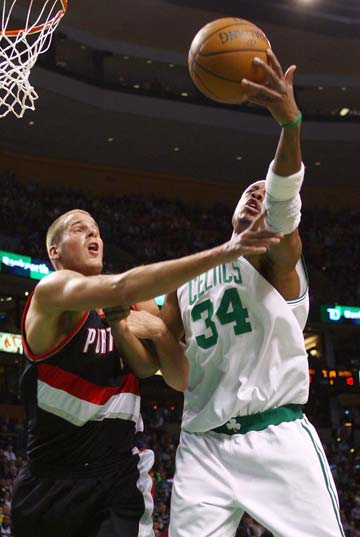 传闻：除枪手外，拜仁和切尔西也在密切关注罗比尼奥-瓦斯