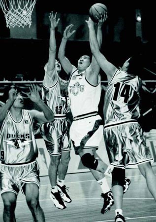 由于两名右后卫均受伤，费德里科·巴尔韦德需代打该位置，卡马文加将顶替他的中场位置。@diarioas 来源：Madrid Zone🚨 最新消息：爱德华多·卡马文加预计将首发担任中场。