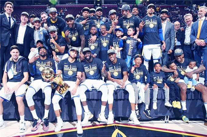 [德甲]三连胜领跑！拜仁5-0大胜汉堡凯恩2射1传